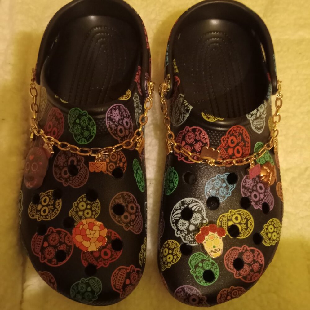 Brand New CROCS Dias De Los Meurtos Day of the Dead Size 12 Original Jibbitz